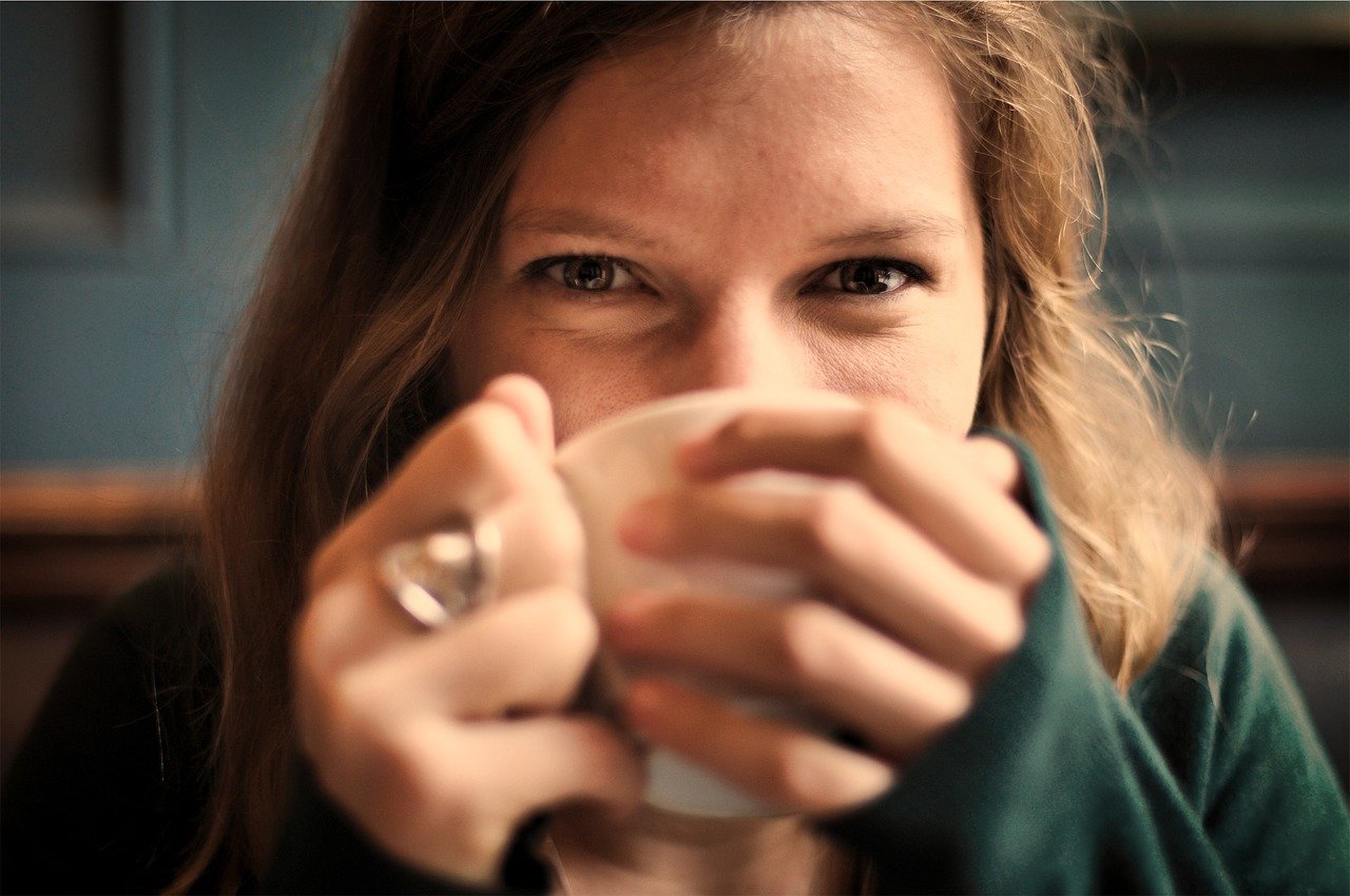 Nootropika funktionale Getränke Frau trinkt aus Tasse
