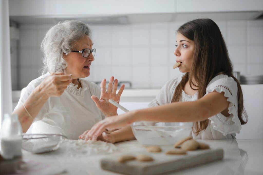 Oma und Tochter backen Kekse Kochen mit der ganzen Familie So klappt es!