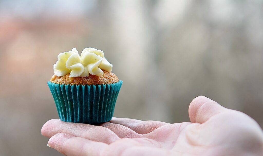 Cupcake präsentiert auf Hand Cupcake Rezept einfach und schnell