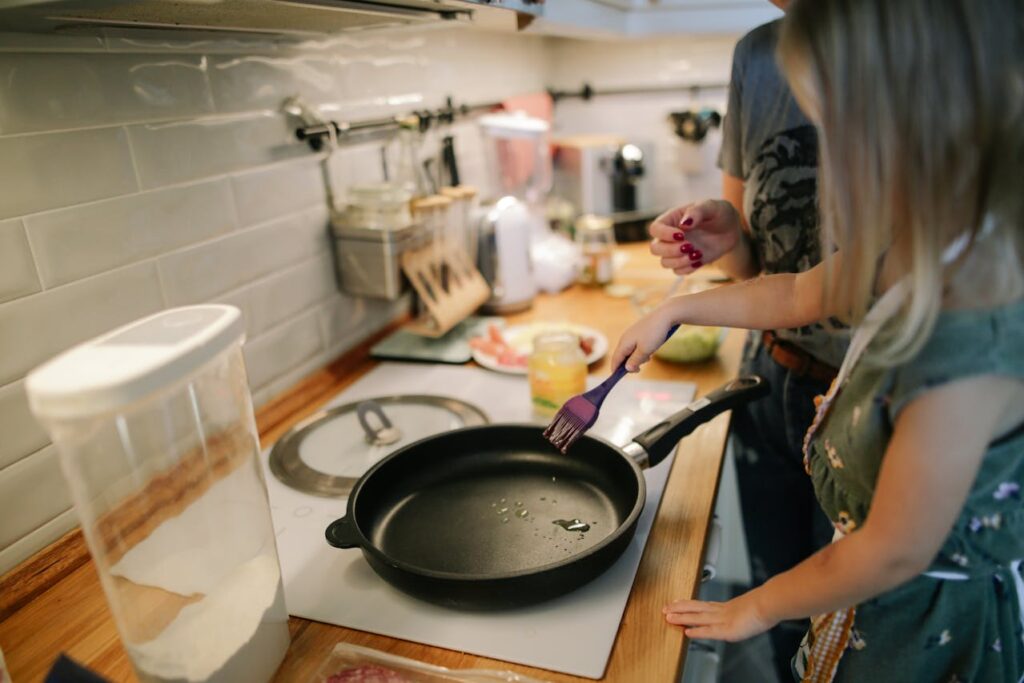 Küche Familie kochen Kleine Küche einrichten Worauf unbedingt achten