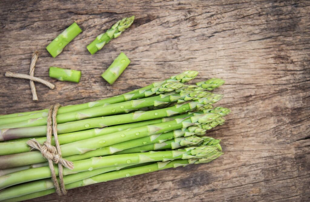 grüner Spargel zusammengebunden Was schmeckt besser – grüner oder weißer Spargel