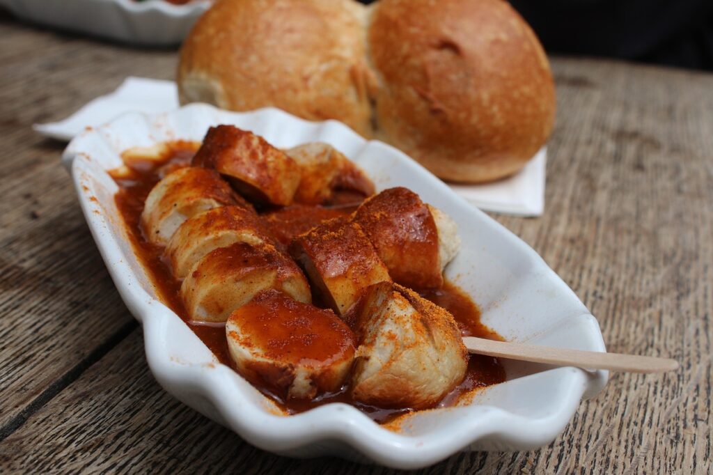 Currywurst und Brötchen lecker Wer hat die Currywurst erfunden – Die Entstehungsgeschichte